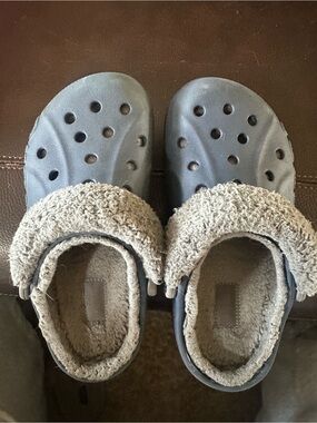 CROCS Kids/adult (M 4/W 6) Navy/Gray Fleece-Lined Slip-Ons